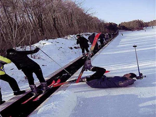 滑雪場魔毯的多重系統